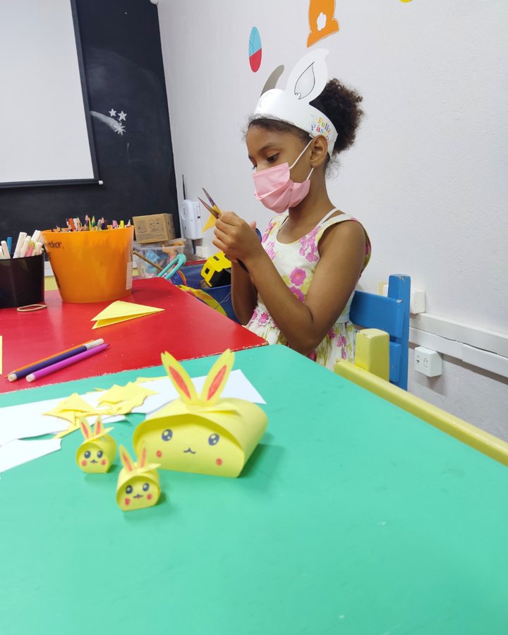 Criança fazendo atividade de artes na brinquedoteca da Viver
